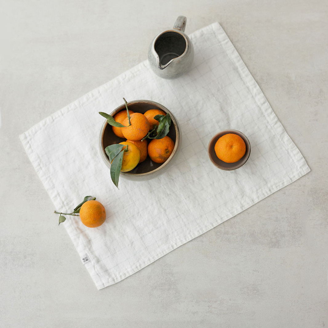 Placemat-silver grids