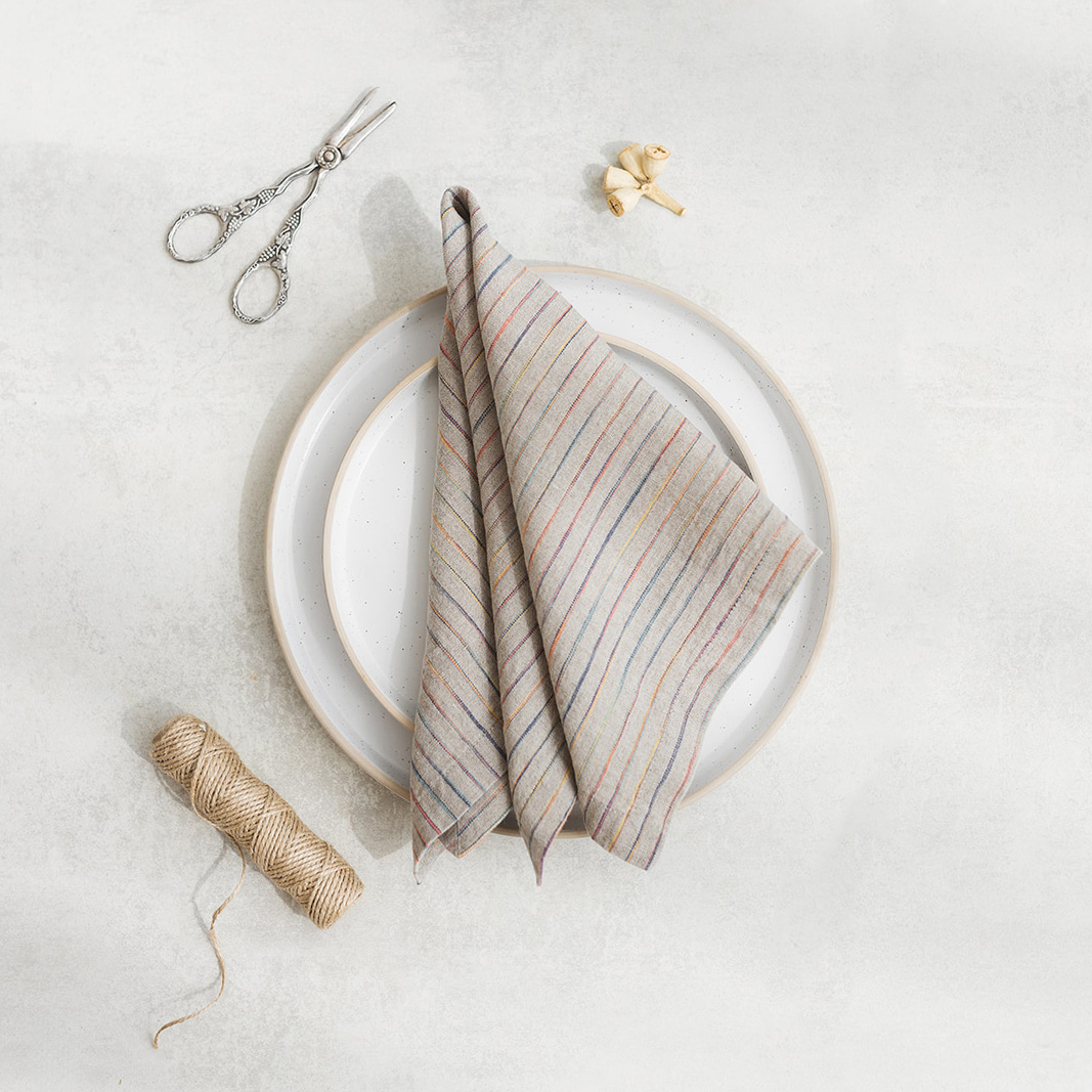 SERVETELES15 Set of two 100% linen napkins, neatly folded on a neutral table surface.