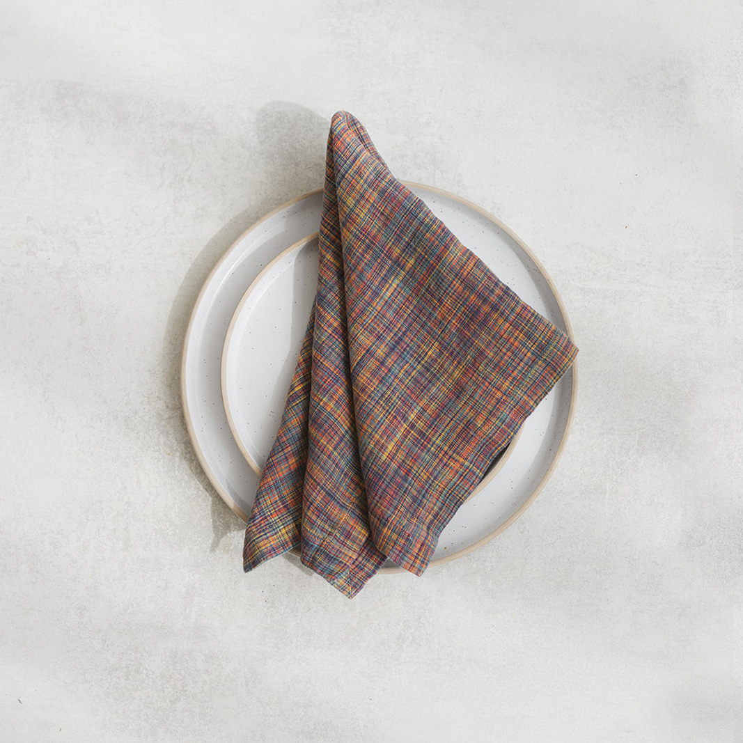 SERVETELES20 Set of two 100% linen napkins, neatly folded on a neutral table surface.