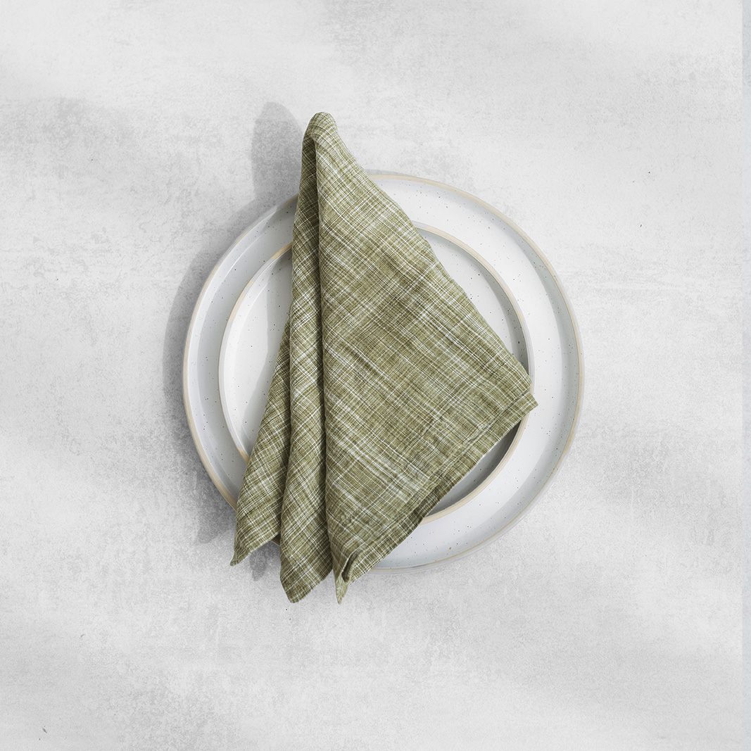 SERVETELES26 Set of two 100% linen napkins, neatly folded on a neutral table surface.