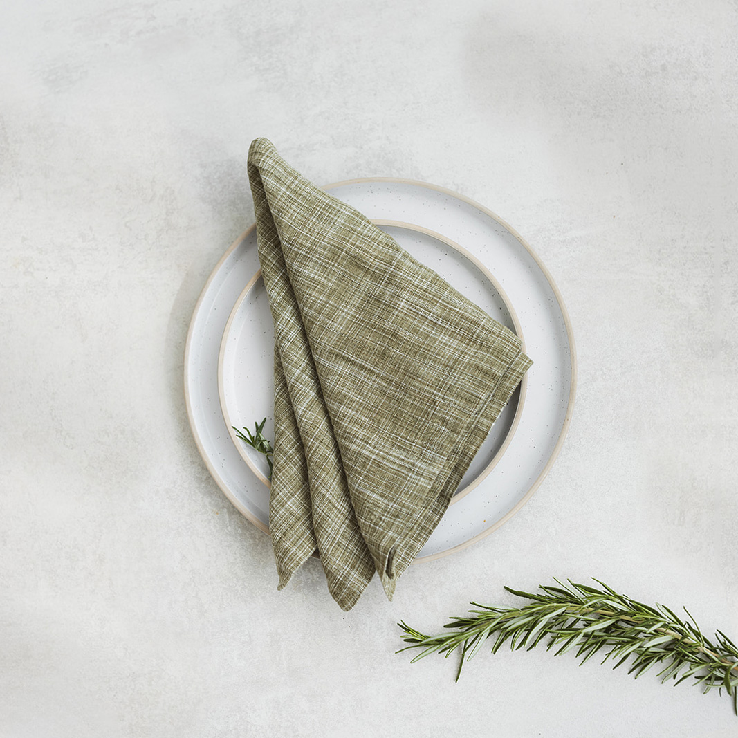SERVETELES27 Set of two 100% linen napkins, neatly folded on a neutral table surface.