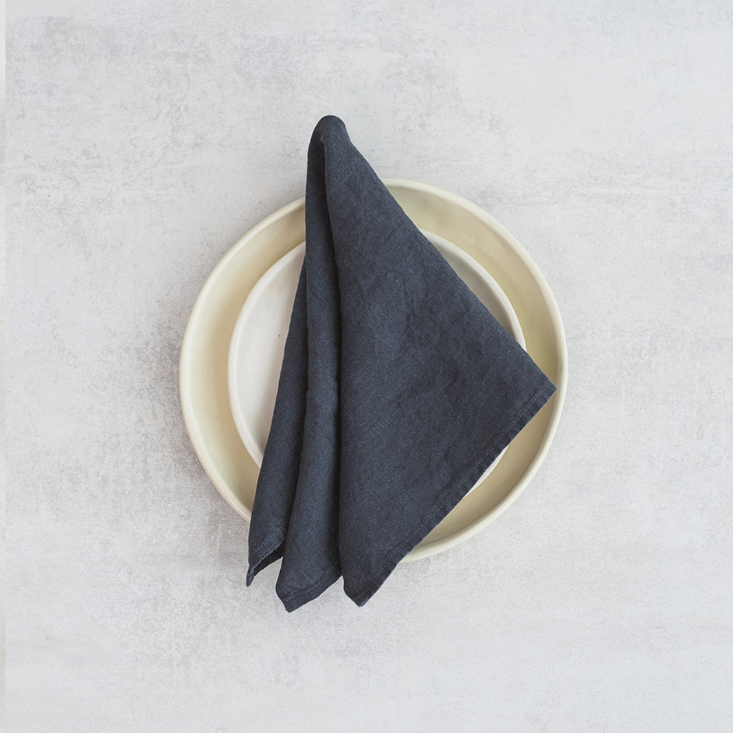 SERVETELES28 Set of two 100% linen napkins, neatly folded on a neutral table surface.