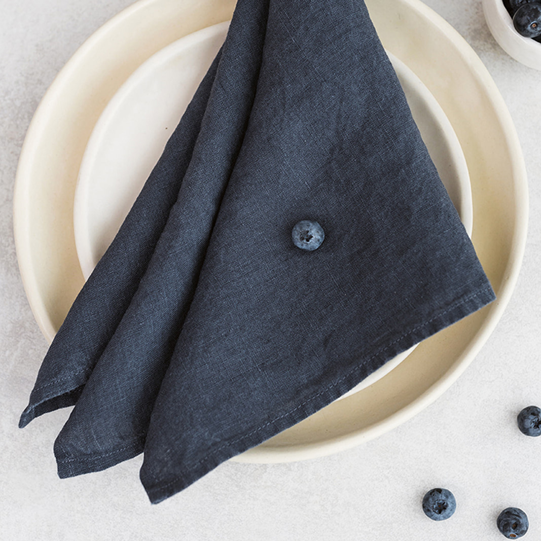 SERVETELES29 Set of two 100% linen napkins, neatly folded on a neutral table surface.