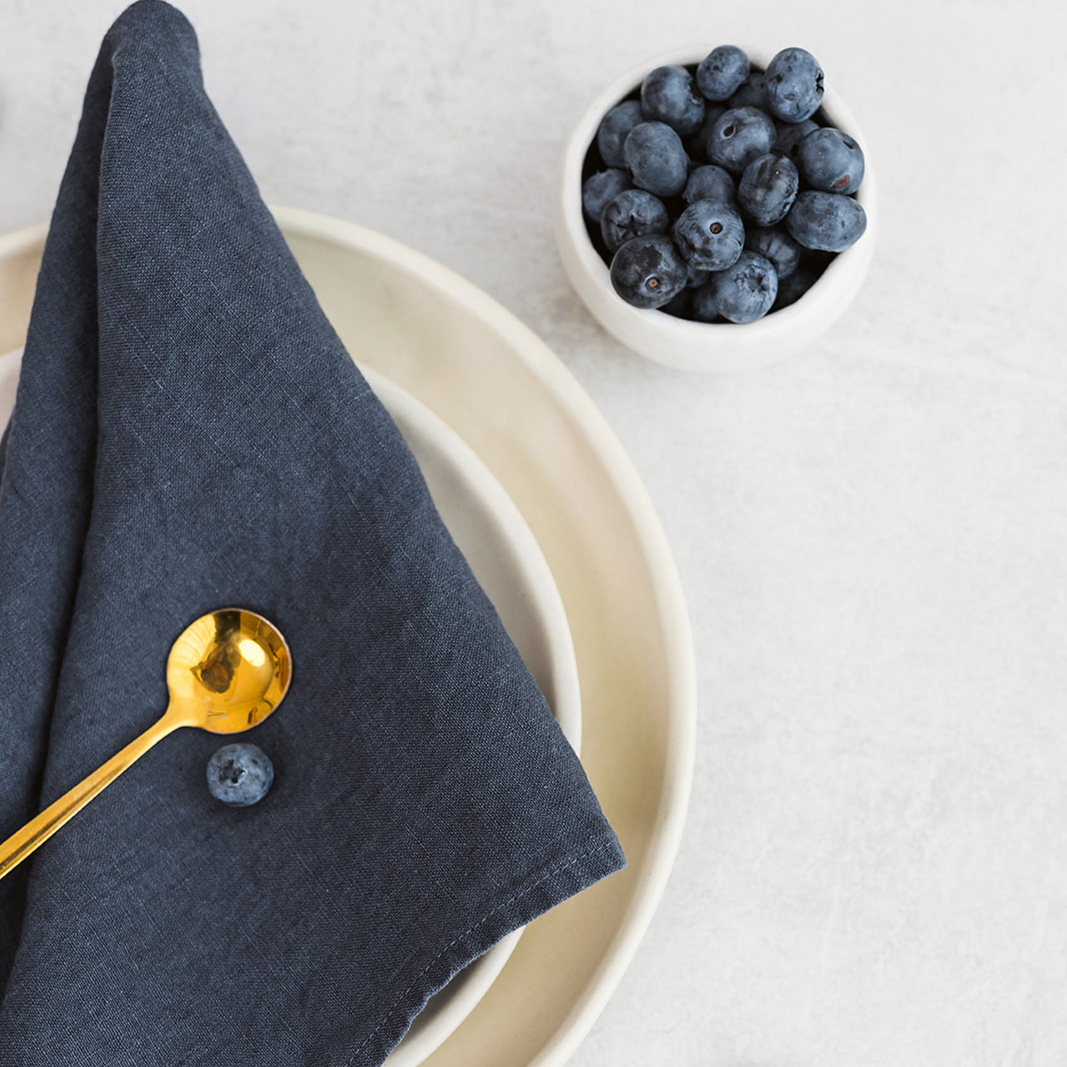 SERVETELES30 Set of two 100% linen napkins, neatly folded on a neutral table surface.